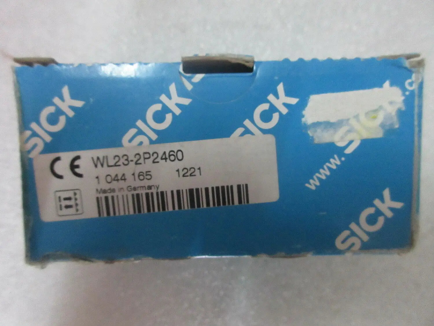 New SICK WL23-2P2460 Photoelectric sensor free shipping