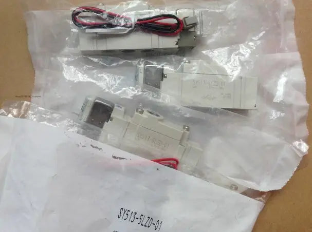 SY513-5LZD-01 SY513 5LZD 01 NEW in box SMC solenoid valve free shipping