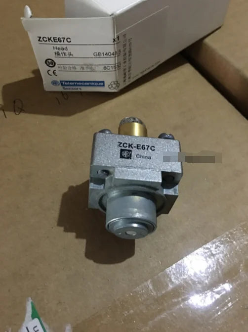 ZCK-E67C ZCKE67C 1PCS NEW Schneider Limit Switch free ship
