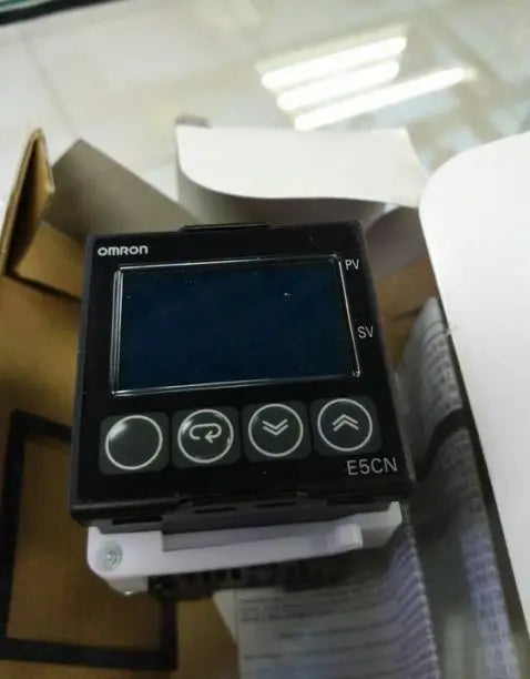 E5CN-RT E5CN RT 100-240VAC New Omron Temperature Controller free shipping