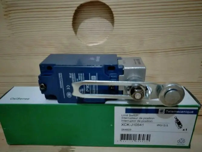 XCK-J10541 XCKJ10541 NEW IN BOX Schneider Limit Switch free shipping