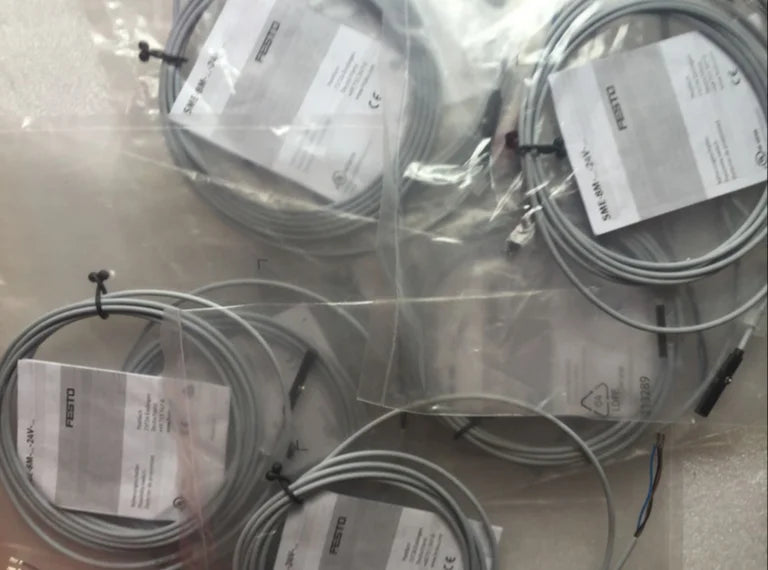 SME-8M-ZS-24V-K-2.5-OE 543872 1PC New FESTO Magnetic Switch free shipping