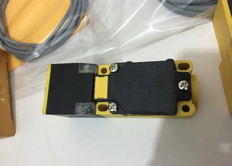 New TURCK BI15-CP40-FZ3X2/S97 Inductive Proximity Sensor free shipping