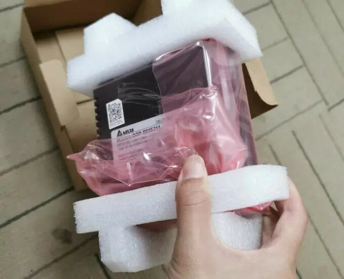 NEW IN BOX DOP-B03E211 DOPB03E211 Delta HMI
