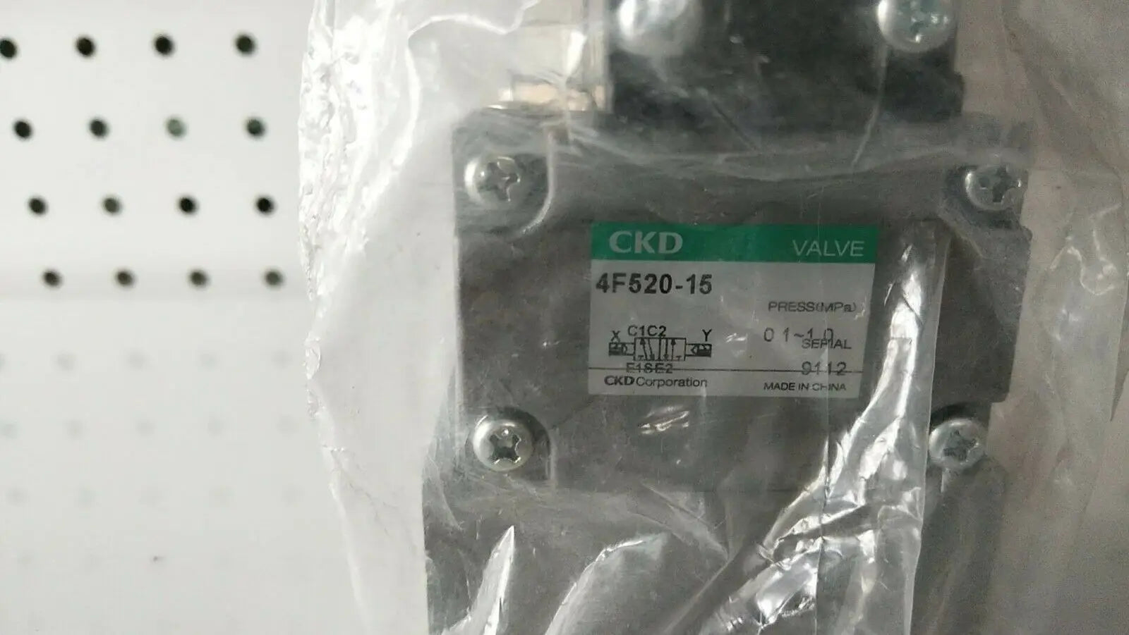 1PC  NEW  CKD  4F520-15-AC220V    4F520-15   AC220V   free  shipping