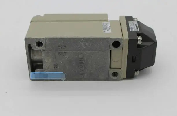 D4A-3101N D4A3101N 1PC NEW IN BOX Omron Limit Switch free shipping