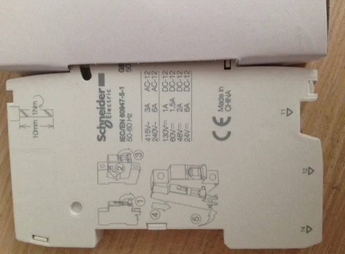 A9A26924 1PC New Schneider auxiliary switch free shipping
