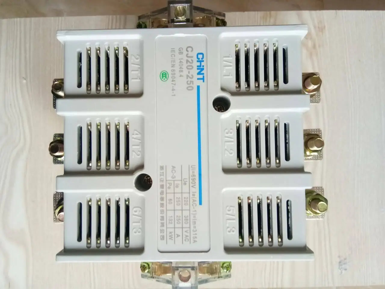 New  CHNT AC contactor  CJ20-250 220V 380V  free shipping