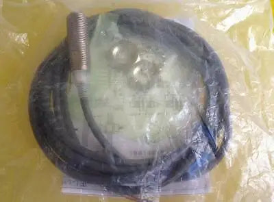 E2EM-X4B1 E2EMX4B1 New Omron Switch free shipping