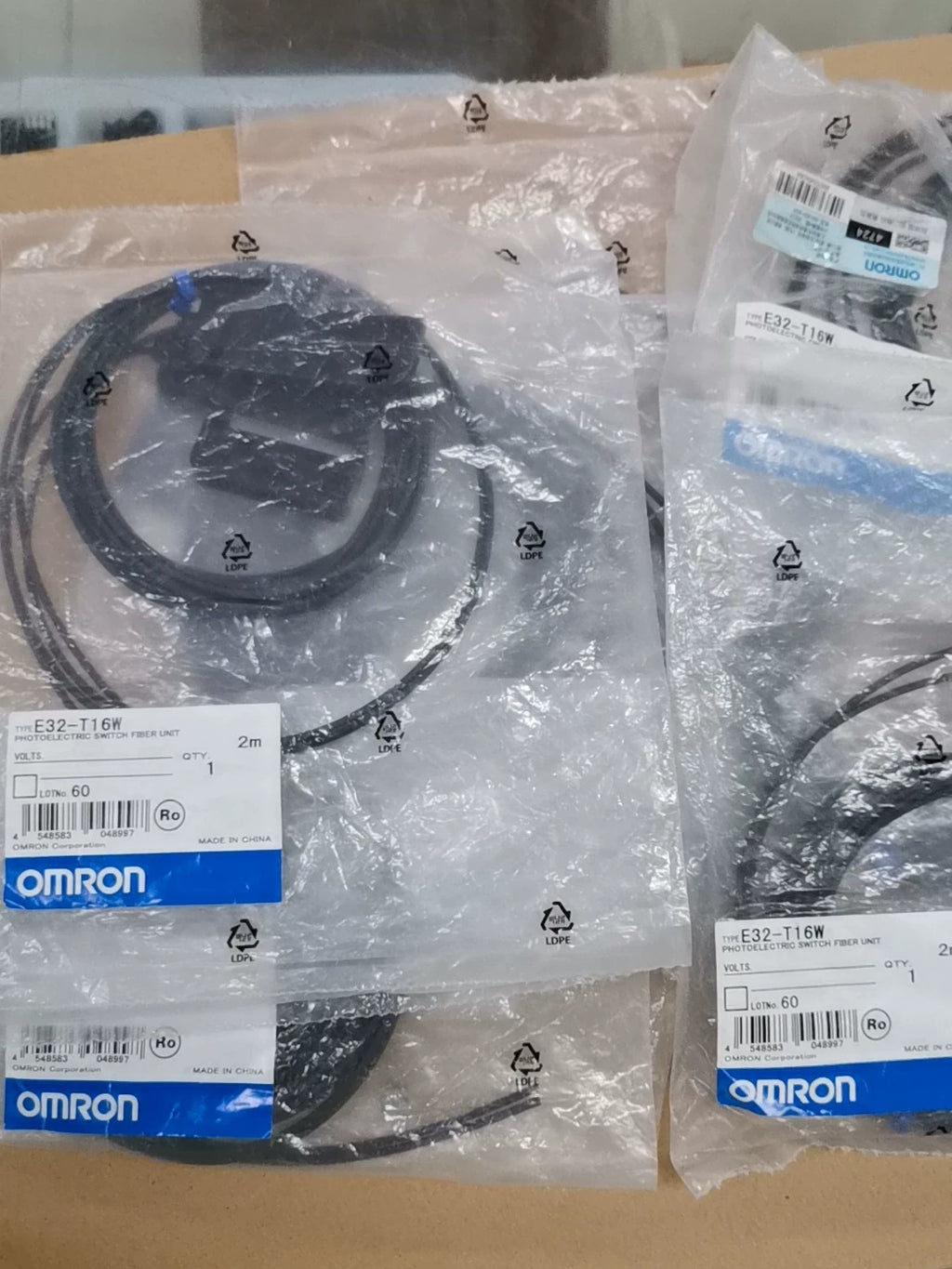 1pc New   KEYENCE E32-T16W