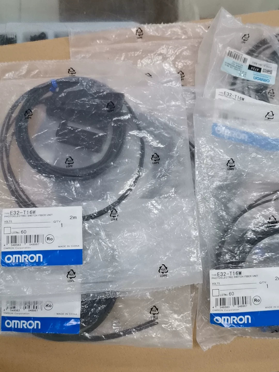 1pc New   KEYENCE E32-T16W