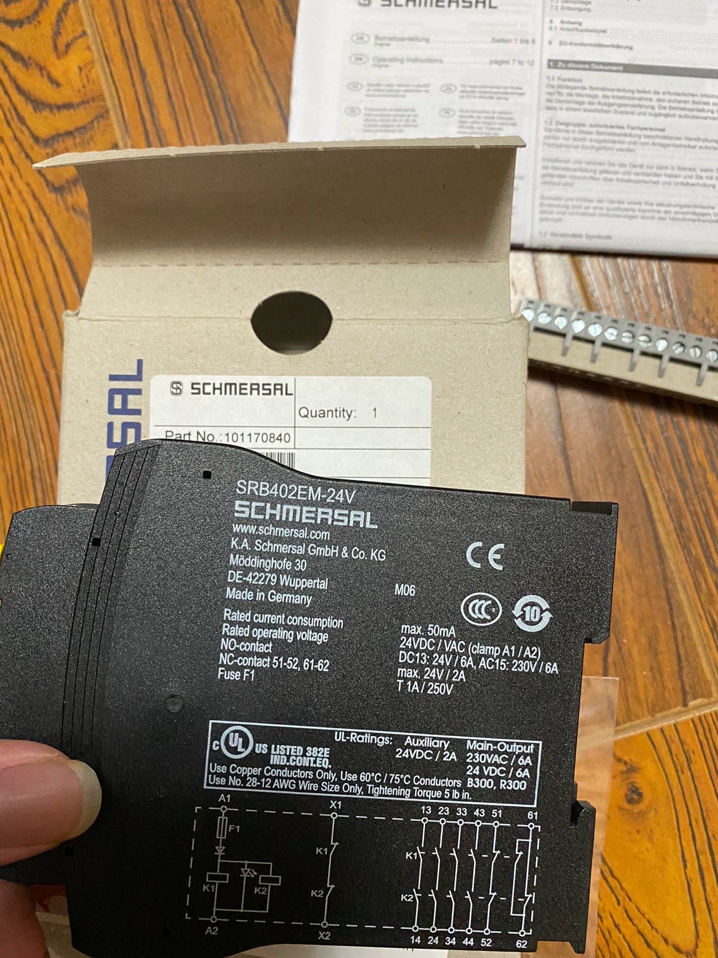 1pc new  SCHMERSAL SRB402EM-24V