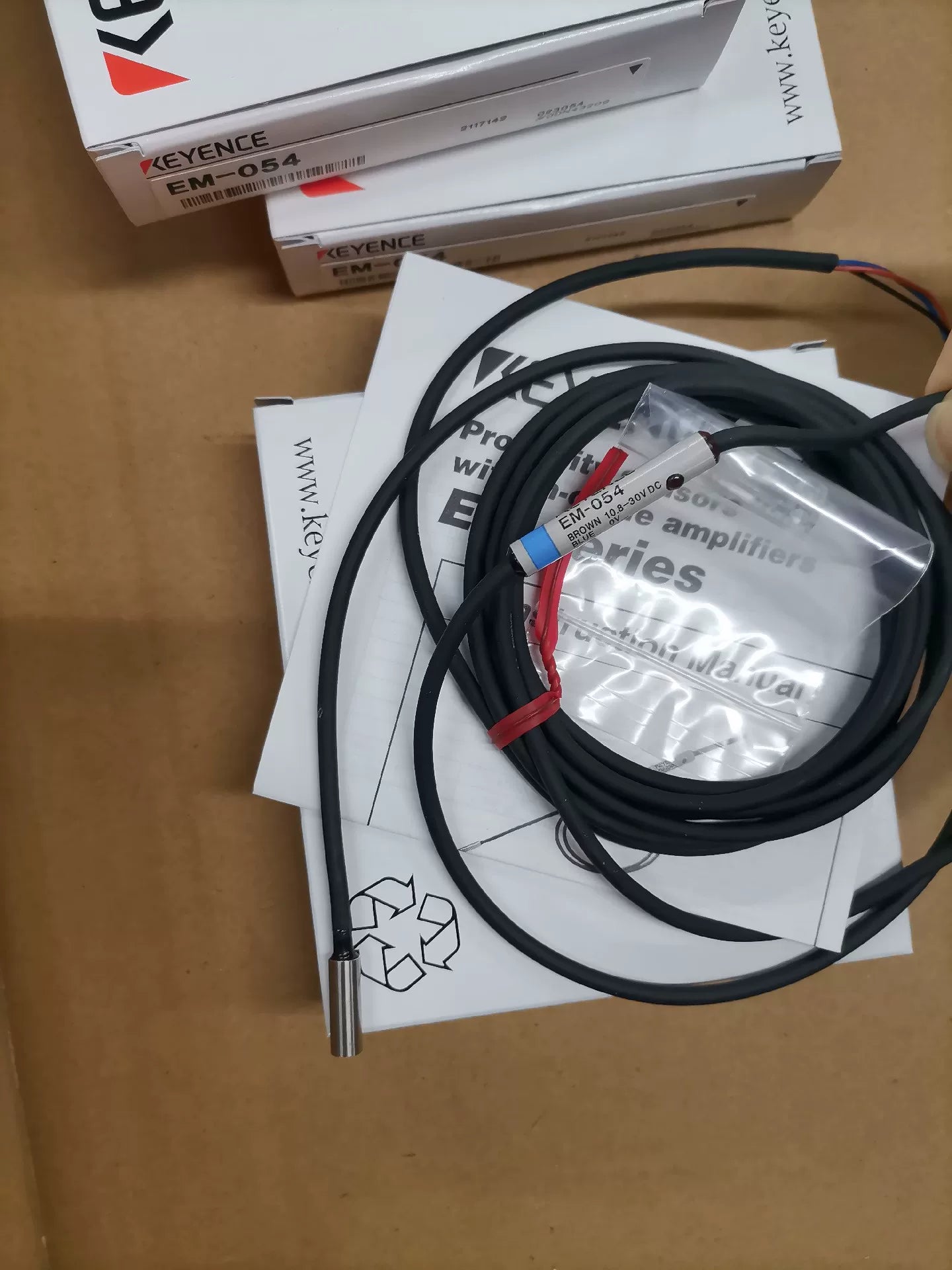 1pc New   KEYENCE EM-054