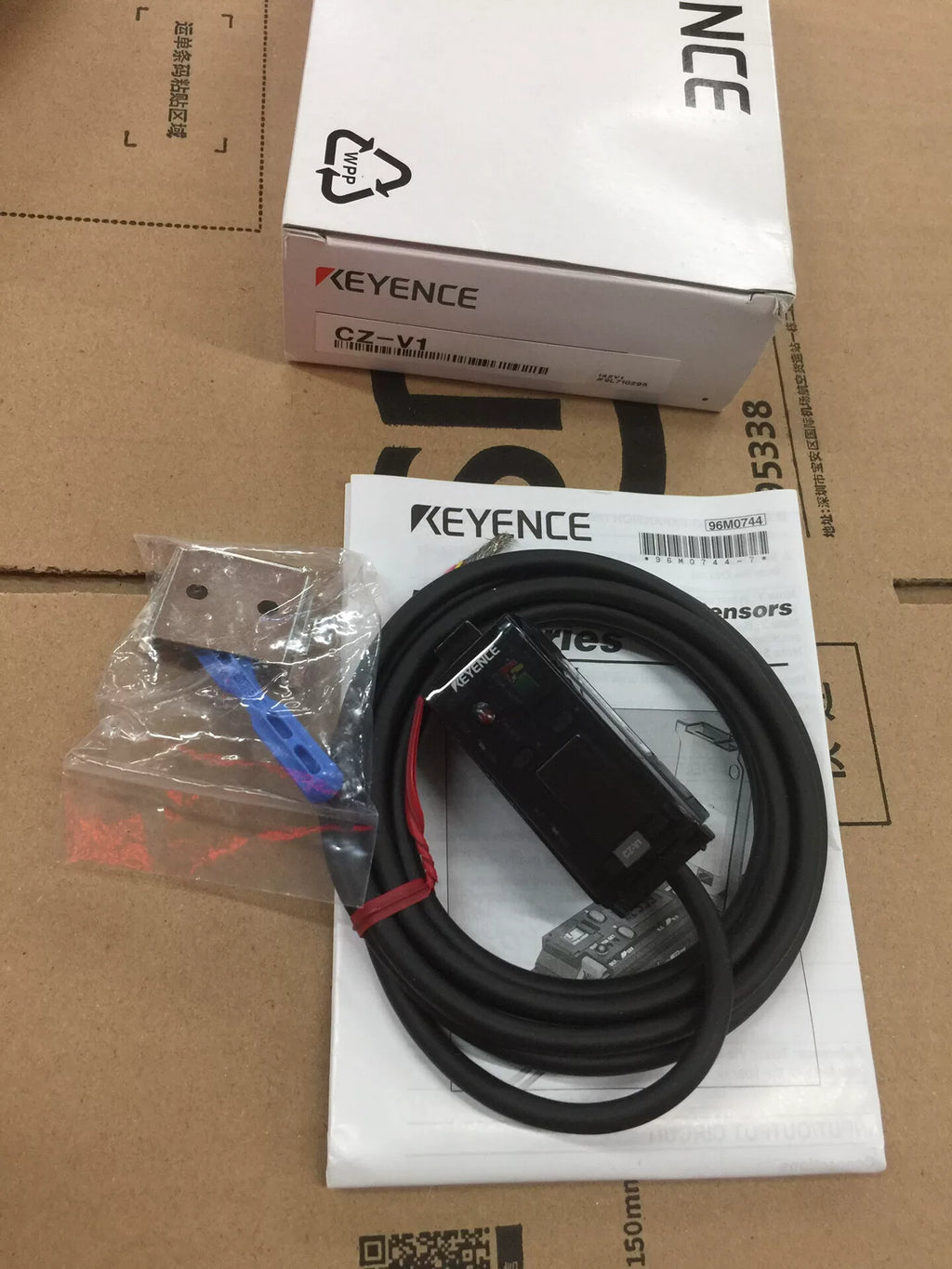 1pc New   KEYENCE CZ-V1