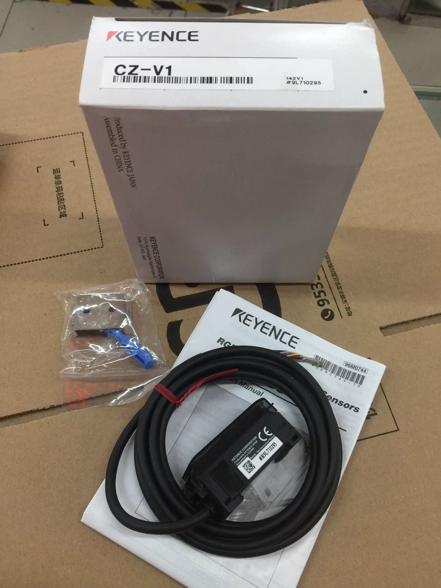 1pc New   KEYENCE CZ-V1