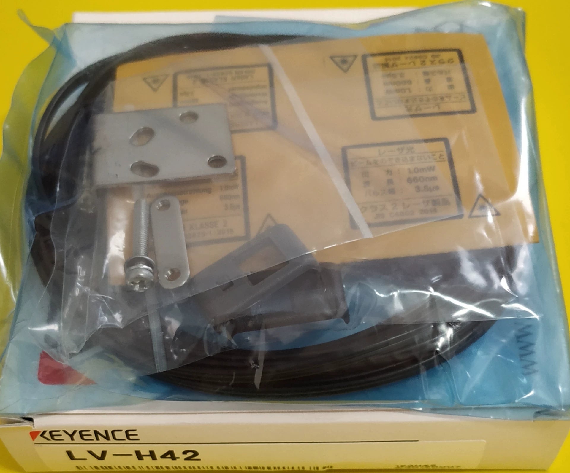 1pc New   KEYENCE LV-H42