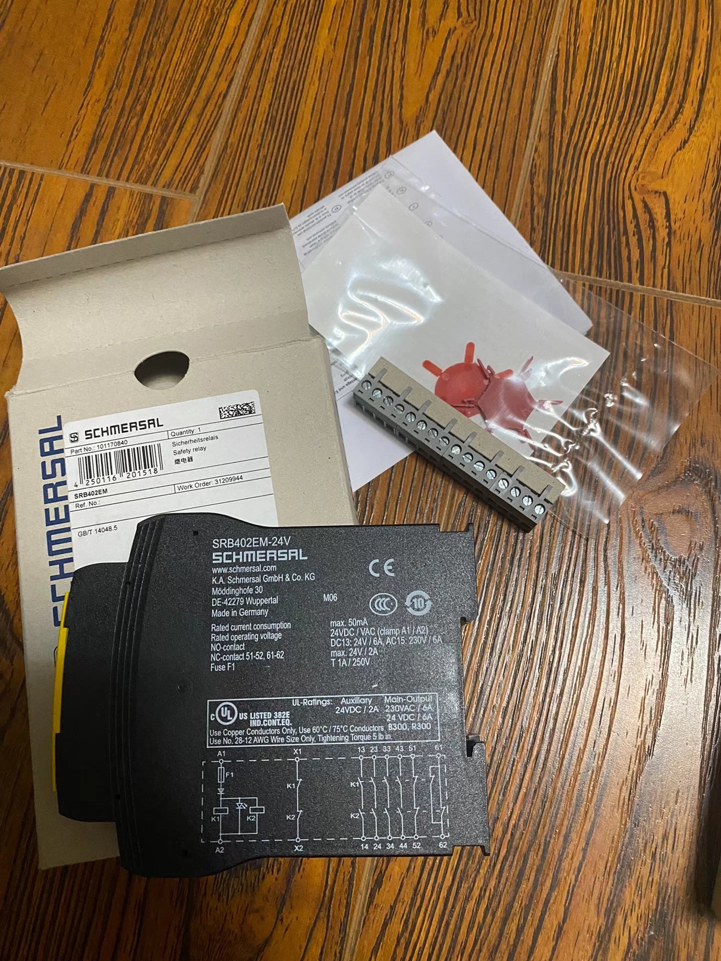 1pc new  SCHMERSAL  SRB402EM