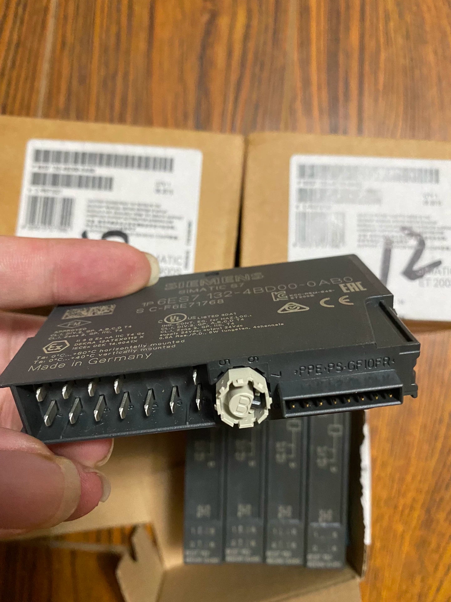 1pc new  SIEMENS 6ES7132-4BD00-0AB0