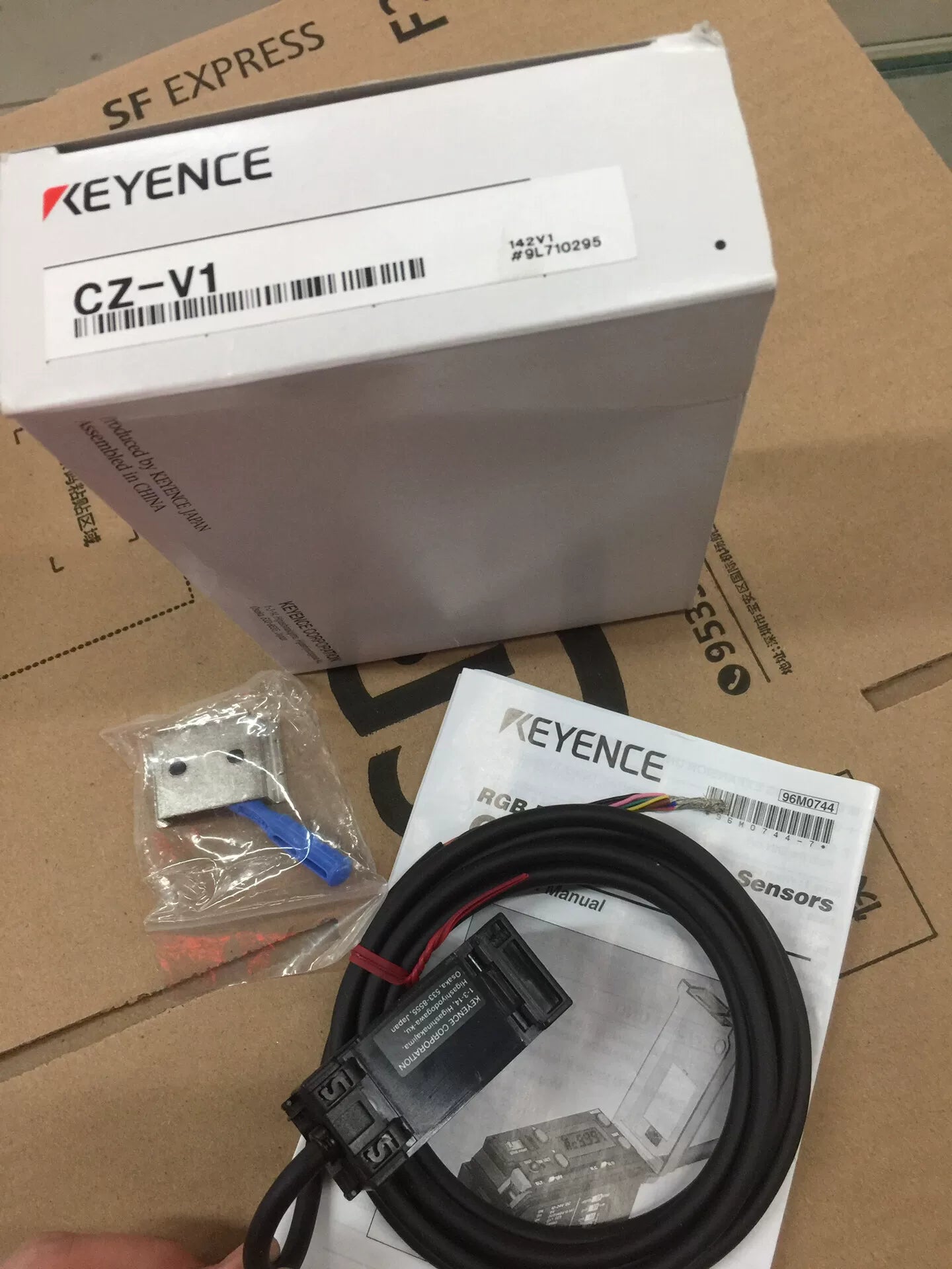 1pc New   KEYENCE CZ-V1