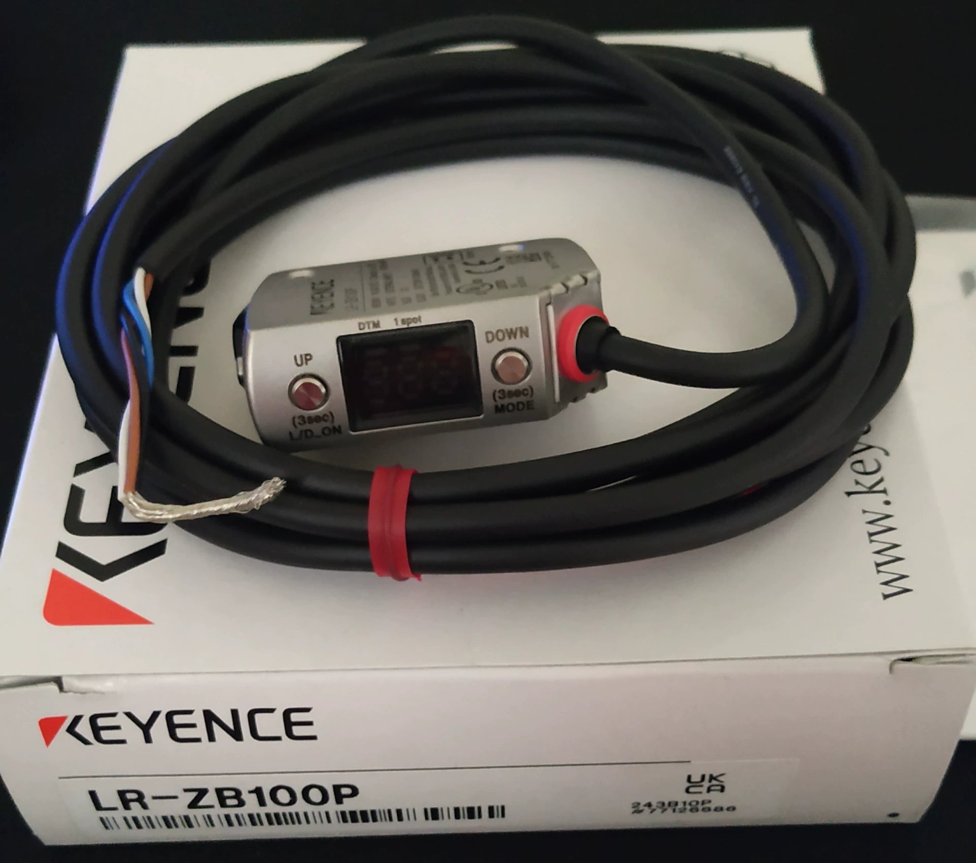 1pc New   KEYENCE LR-ZB100P