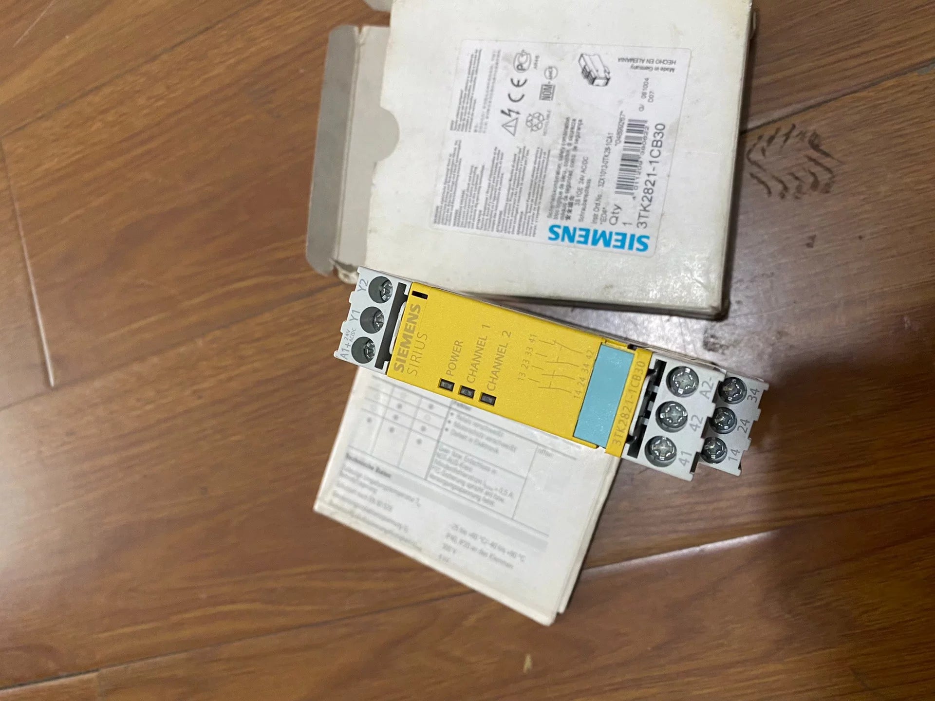 1pc new  SIEMENS 3TK2821-1CB30