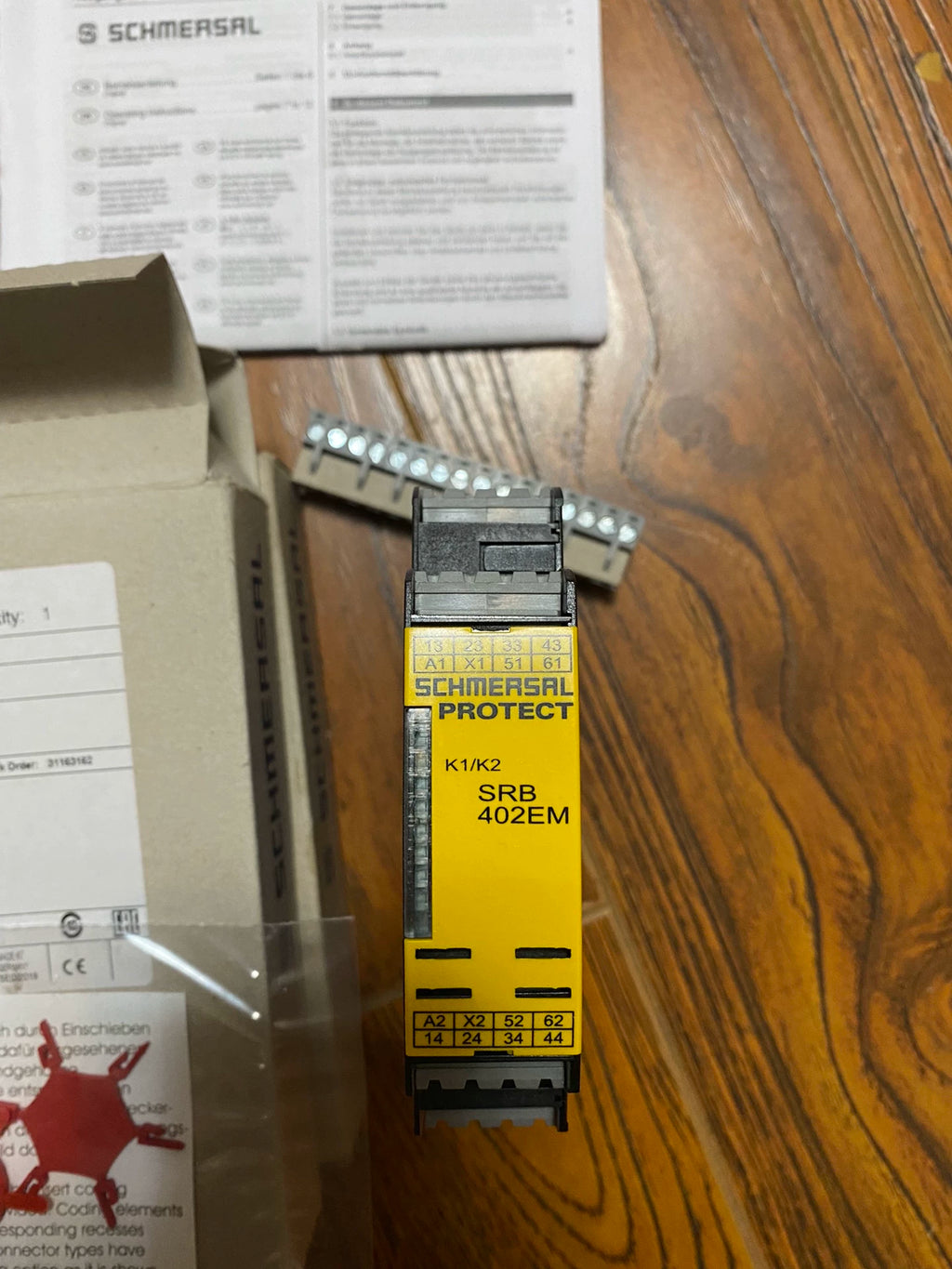 1pc new  SCHMERSAL SRB402EM-24V