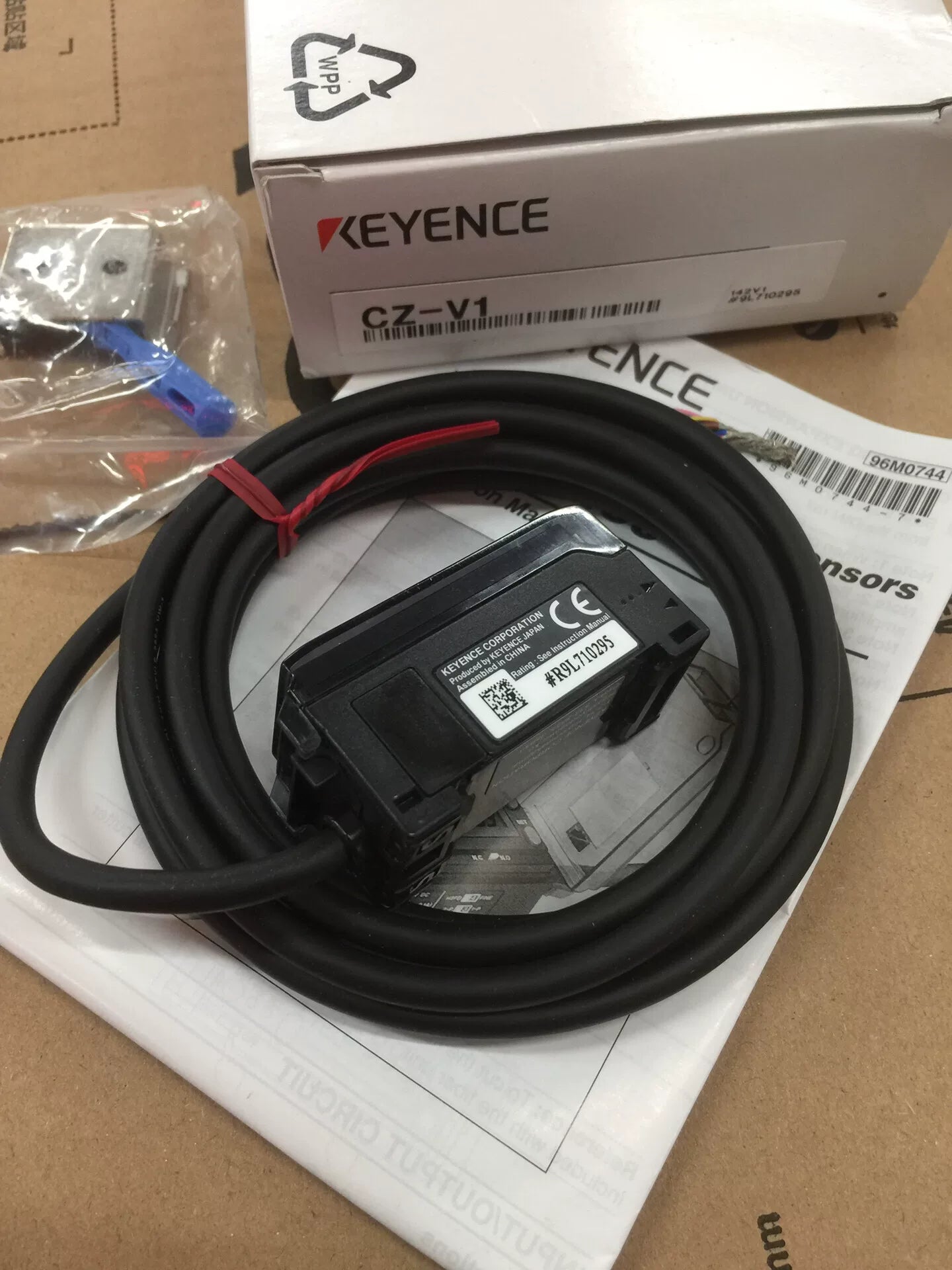 1pc New   KEYENCE CZ-V1